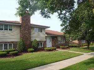 $105,000
Orland Park, Short Sale - Move right in to this 2 bedroom 2