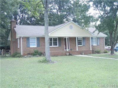 $109,000
Charlotte, Yes! A three bed, two bath brick ranch on 1/3