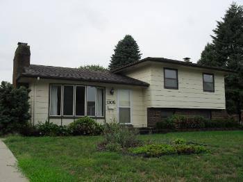 $112,000
Newton, Very nice split-level home with 3 bedrooms and 1 3/4