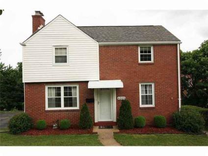 $119,900
MOVE RIGHT IN! Lovely home with updated kitchen and breakfast bar that Opens up