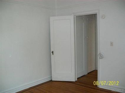 $134,900
New Rochelle, 1 bedroom, full hall bathroom unit with wood