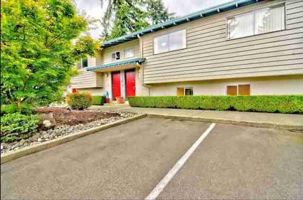 $135,000
Edmonds 2BR 1.5BA, Spacious townhouse with in well