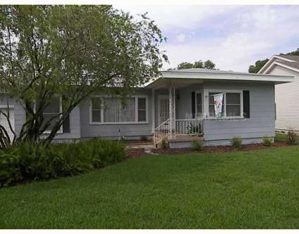$135,000
Lakeland 2BA, True Lakefront Property. This Immaculate home