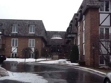 $138,900
Lovely spacious, well maintained unit in excellent location.