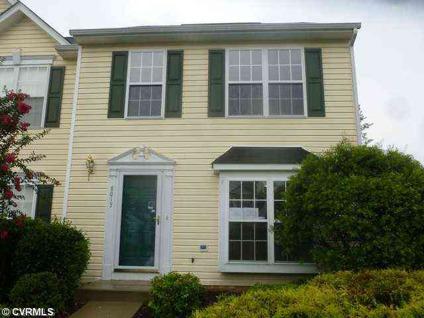 $144,900
Awesome end unit townhouse in great location! Convenient to interstate