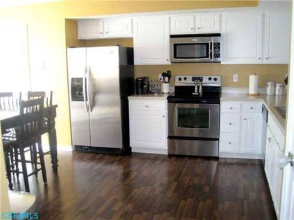 $159,900
Columbus 3BR 2.5BA, WOW! SOPHISTICATED SOFT CONTEMPORARY