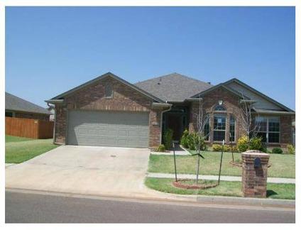 $163,500
Edmond 2BA, You'll love the floor plan in this 3-bed-plus