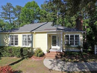 $180,000
Updated Woodcroft Cottage
