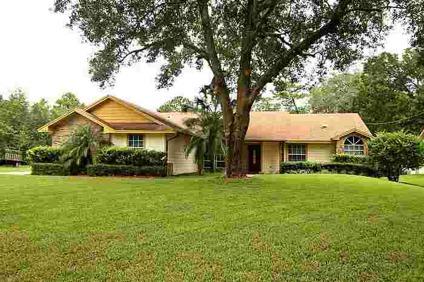 $198,500
Apopka, This beautifully landscaped 3BR plus den/2BA home