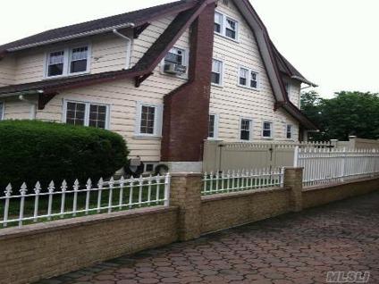 $1,350,000
Oversized Colonial In Bayside (BOL)