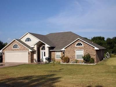 $219,900
Home For Sale: 14 Quail Ridge, Ardmore, OK