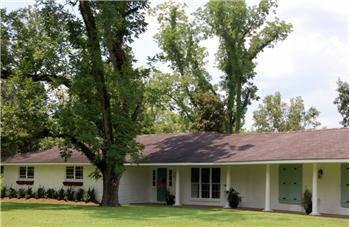 $279,900
Beautiful renovated home in the heart of Denham Springs on 1+ Acres