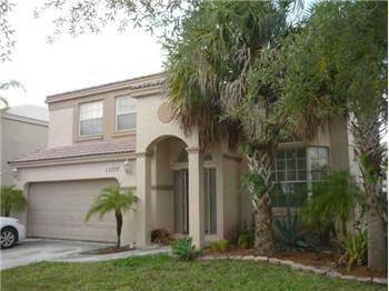 $285,500
3 Bed 2.5 Baths in gated community of Classic Vista.