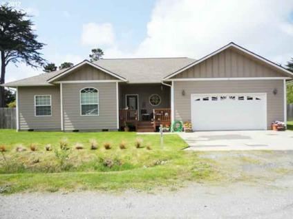 $299,000
Bandon 3BR 2BA, Like New! This quality built home is filled