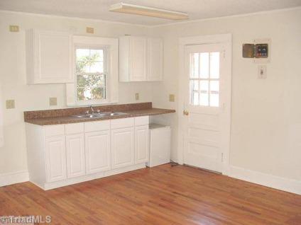 $29,000
Lexington 2BR 1BA, Great potential with this cozy cottage on