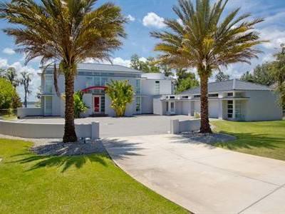 $2,200,000
Magnificent lakefront modern architectural masterpiece
