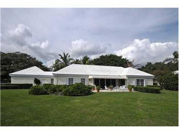 $2,400,000
Lost Tree | This Bermuda inspired 3 bedroom, 3.5 bath golf course home