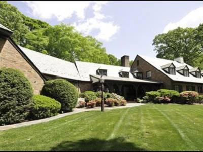 $2,700,000
Welcome to one of the great houses of Ho-Ho-Kus
