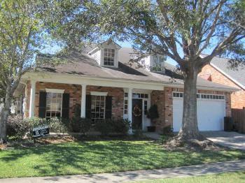 $329,900
Metairie 3BR 2.5BA, FEATURING A FORMAL LIVING/DINING ROOM