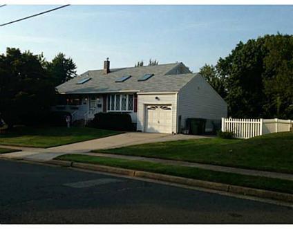 $339,900
Fabulous Split Level with Glorious Skylights ... Features Five BR