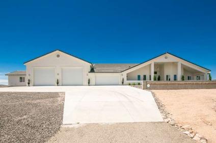 $349,900
This 2665 Sq. Ft Home sits on 17.54 scenic acres only minutes from Kingman.