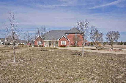 $350,000
Looking for wide open spaces and endless Texas skies? We have the home for you!