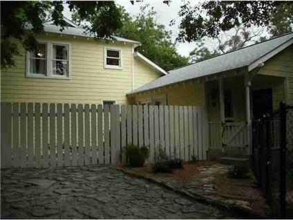 $375,000
Open Sund.1-3. Clean and cute Travis Heights bungalow walking distance to SoCo &