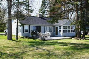 $389,000
Topinabee 3BR 2BA, Remodeled cottage on Mullett Lakes South