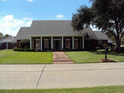$395,000
Thibodaux, Awesome 3 bedroom, 2.5 bath situated on a corner