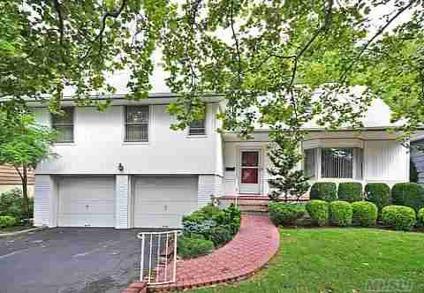 $398,000
Woodmere 3BR 2BA, Gracious Split Home In Immaculate Split