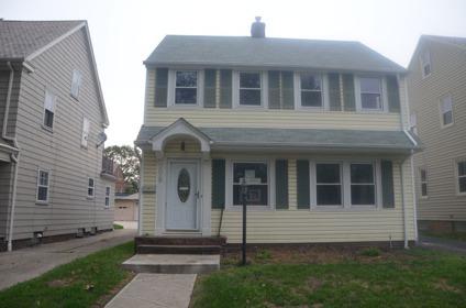 3 Bedroom 1 Bathroom Colonial with Eat-in kitchen - Cleveland