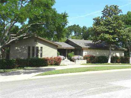 $425,000
Single Family/Site Built, Contemporary - Marble Falls, TX