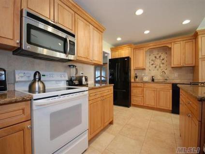 $429,000
Gourmet Kitchen in this Plainview Ranch