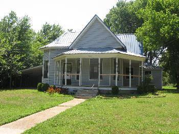 $43,000
Lincoln, DIAMOND IN THE ROUGH!!! VINTAGE VICTORIAN 2 BR/2BA