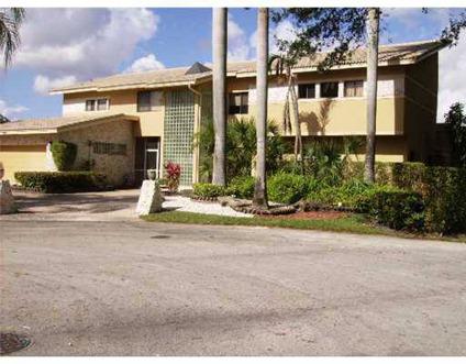 $599,000
Tamarac, Large family home with pool & water views; kitchen