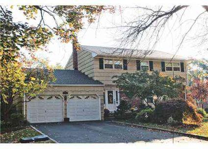 $659,900
Magnificent home in North Edison! In the perfect location for a family on the