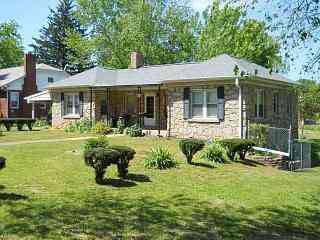 $69,900
Charming, well-maintained 2 bedroom native stone house with a beautifully