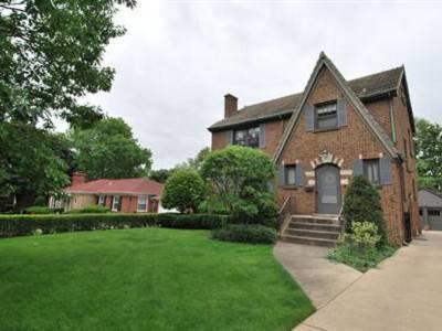 $725,000
Elegant English Home!