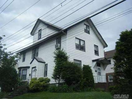 $738,000
Detached Corner 2 Family Colonial in Bayside (Russ)