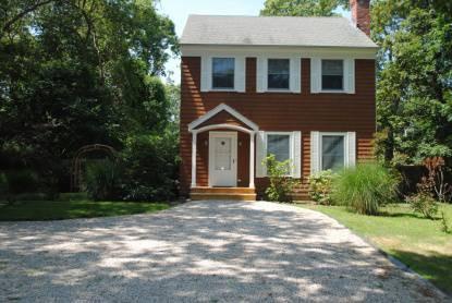 $850,000
Charming Federal-Style House in East Hampton Springs