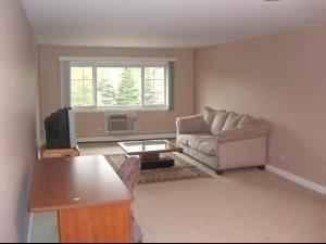 $89,900
LARGE One BR/One BA-UPDATE-TOP FLOOR-GREAT SQUARE FOOTAGE (Libertyville) $89900