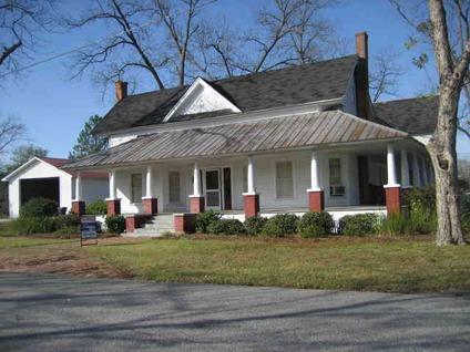 $94,900
Glennville 4BR 2BA, Victorian home built in the 1900's has