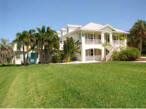 $977,000
Direct Indian River 2-story home w/dock, boat lift, 7-be, 6.5 BA, 3-car garage
