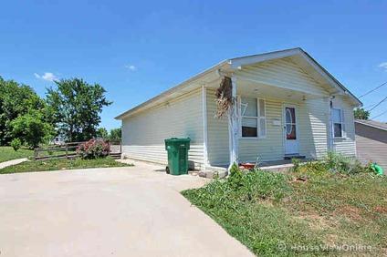 $99,900
De Soto 1BA, 7 Year old ranch home with open floor plan