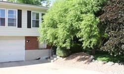 Great Farmington neighborhood. Attractive Twin home, new roof, private backyard with some new fencing, covered patio. New bath downstairs off of bedroom #3. Main floor has two tone paint and vaulted ceilings. Condition + Location = Welcome Home!!!
Listing