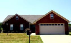 This eagle pointe home backs up to an open field. The kitchen is open to the family room. Fergie Crill, CRS, ABR, GRI is showing 124 Amaerican Eagle Way in OXFORD, MS which has 3 bedrooms / 2 bathroom and is available for $144500.00. Call us at (662)