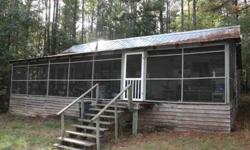 This cabin which sits on 30 acres has a large living space, one bedrooms and one bathrooms, full kitchen and large screen in porch. Gerald B Saunders III is showing this 1 bedrooms / 1 bathroom property in Geneva. Call (706) 221-6900 to arrange a viewing.