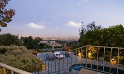 PERCHED ON A VIEW COMMANDING BLUFF IN BEVERLY HILLS? BEST NEIGHBORHOOD, THIS PAUL WILLIAMS ARCHITECTURAL HAS STUNNING 270 DEGREE CITY AND OCEAN VIEWS. PAINSTAKINGLY RENOVATED, IT FEATURES A FANTASTIC OPEN FLOOR PLAN KITCHEN WITH TOP OF THE LINE