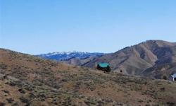 This open lot has almost 360 degree views that are stunning. Enjoy seeing elk and mule deer as your neighbors. Short drive to the city of Boise yet so peaceful. Close to many outdoor activities such as Kayaking, fishing, boating, hiking, mountain bike