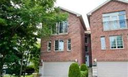 THIS OUTSTANDING DUPLEXOCULD BE YOURS.3 BEDS W/ 3.1 BTHS OF LUXURY LIVING. THIS HOME HAS IT ALL RED OAK HRWD FLOORING, GRANITE COUNTER TOPS, RECESSED LIGHTING, SEPERATE LV & DIN, FINISHED BASEMENT, "42" INCH KIT CABS, HIS & HERS WALK-IN CLOSETS, AMPLE
